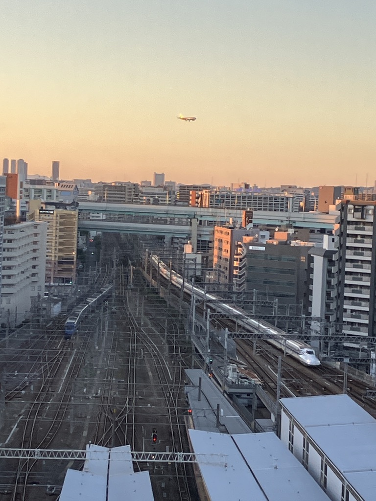 夕焼けと新幹線、博多駅トレインビューからの眺め
